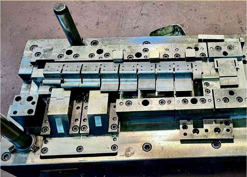 Fabricación de componentes para puertas metálicas